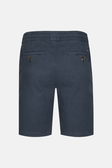Short bleu marine de Petrol Industries, avec poches arrière boutonnées et taille élastique.