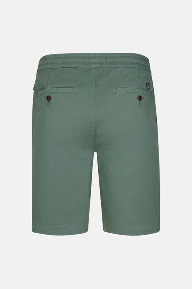 Short vert de Petrol Industries, avec poches arrière boutonnées et étiquette de la marque.