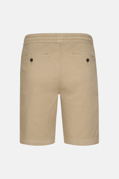 Short beige by Petrol Industries avec poches arrière boutonnées.