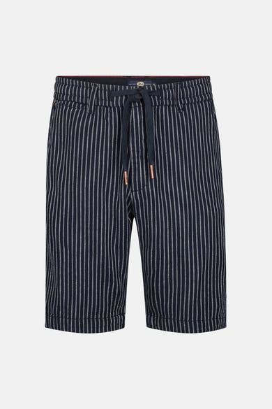 Korte blauwe short van Petrol Industries met witte verticale strepen en een taille met trekkoord.