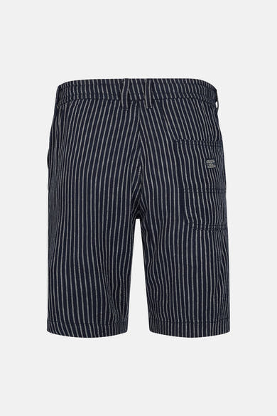 Marineblauwe korte broek met fijne witte strepen van Petrol Industries, achterkant met een klein label op het achterzakje.