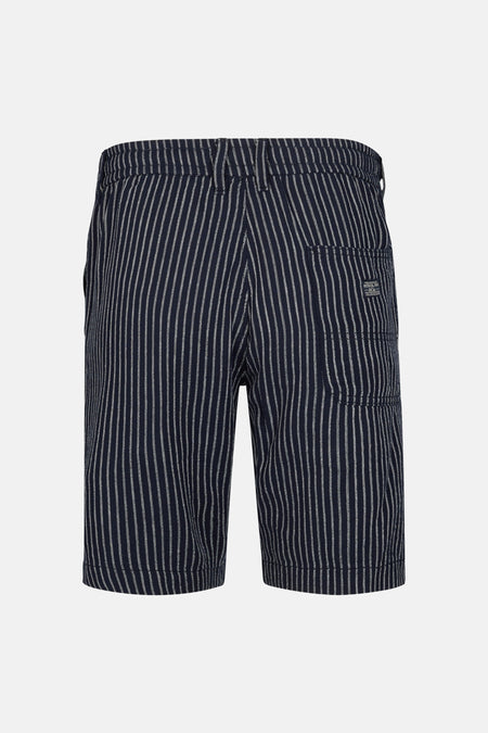 Marineblauwe korte broek met fijne witte strepen van Petrol Industries, achterkant met een klein label op het achterzakje.