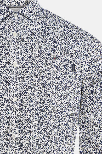 Multikleurig overhemd met lange mouwen van Petrol Industries, met een marineblauw geometrisch patroon en een borstzak.