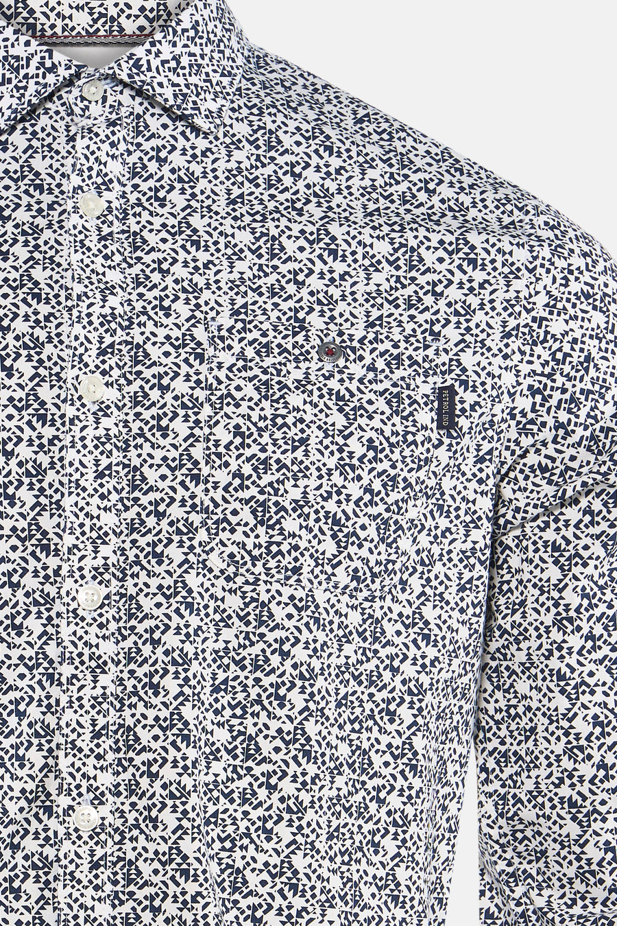 Multikleurig overhemd met lange mouwen van Petrol Industries, met een marineblauw geometrisch patroon en een borstzak.