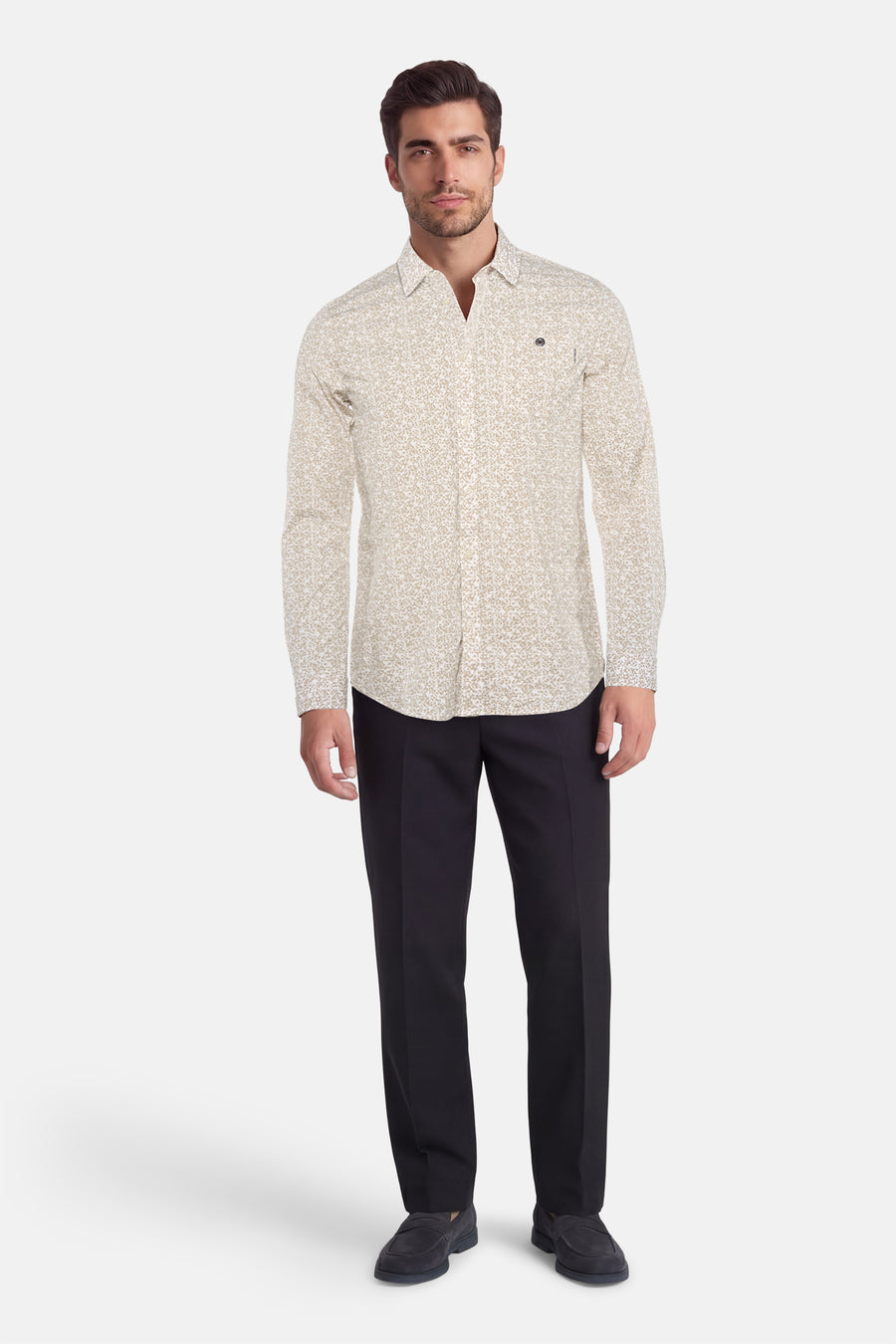 Chemise à manches longues beige de Petrol Industries®, imprimée de motifs discrets, portée avec un pantalon noir classique et des mocassins.