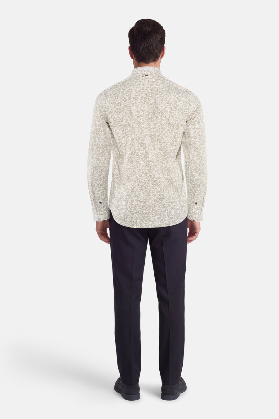 Chemise à manches longues beige de Petrol Industries, à motif discret, portée avec un pantalon de ville noir.
