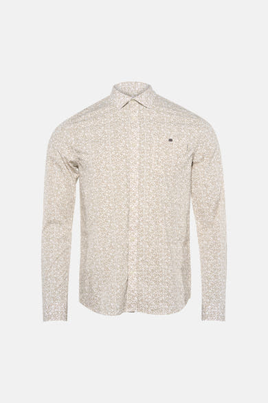 Beige overhemd met lange mouwen van Petrol Industries®, bedrukt met discrete patronen, gedragen met een klassieke zwarte broek en loafers.
