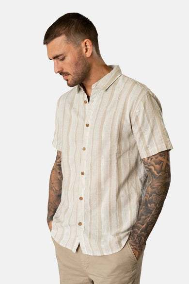 Chemise beige à rayures verticales de Petrol Industries®, manches courtes et coupe décontractée.