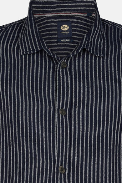 Chemise bleu marine à rayures blanches de Petrol Industries avec col ouvert et boutons foncés.