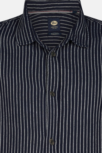 Chemise bleu marine à rayures blanches de Petrol Industries avec col ouvert et boutons foncés.