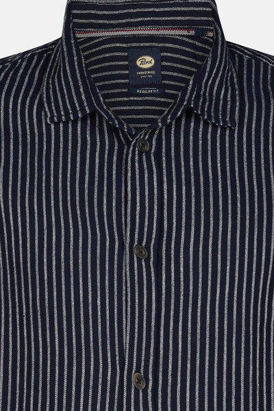Chemise bleu marine à rayures blanches de Petrol Industries avec col ouvert et boutons foncés.