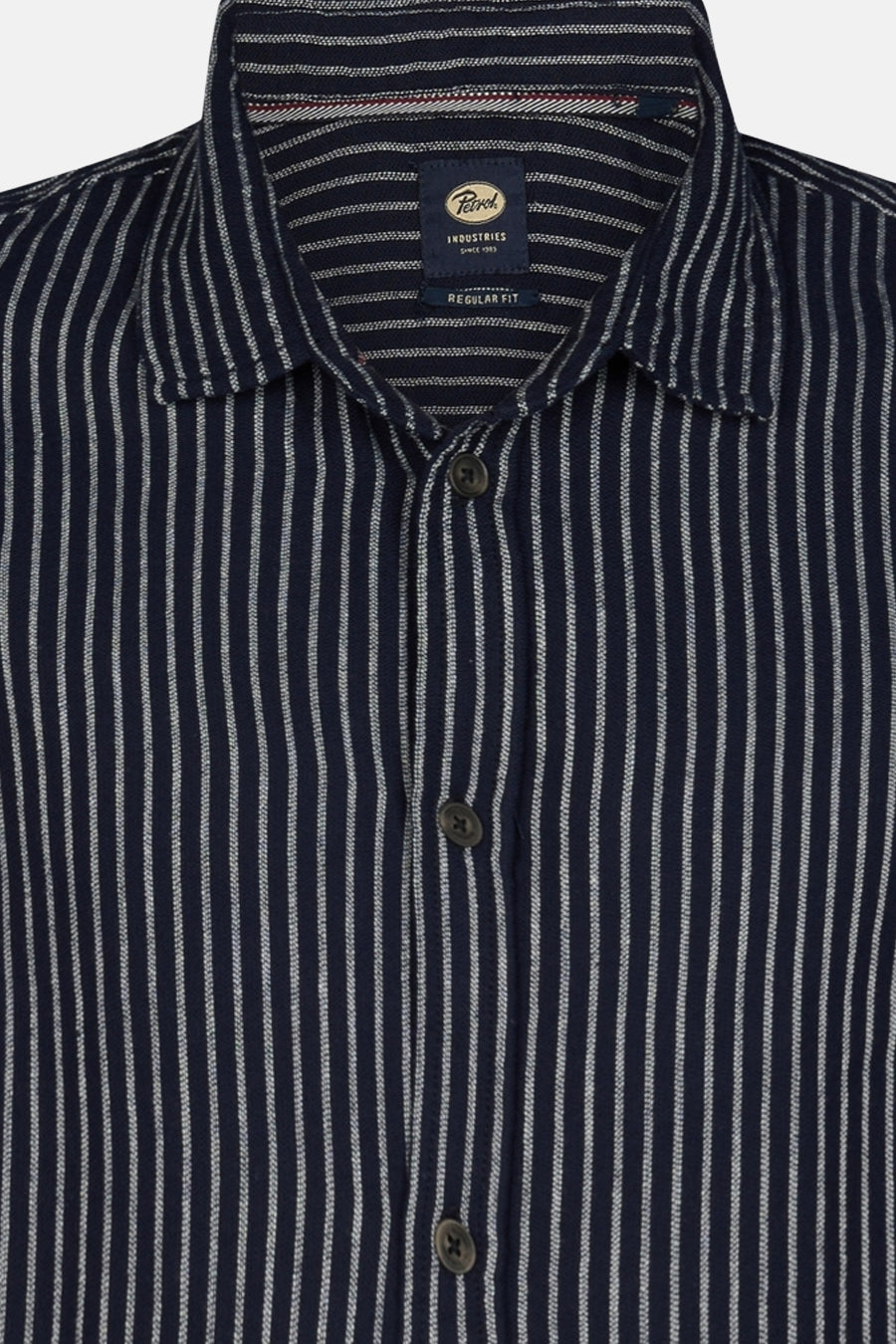 Chemise bleu marine à rayures blanches de Petrol Industries avec col ouvert et boutons foncés.