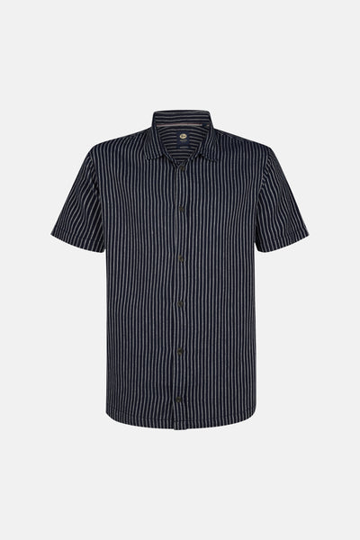Blauwe blouse met korte mouwen van Petrol Industries® met fijne verticale strepen.