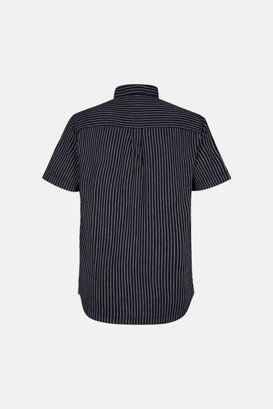 Chemise bleue foncée à manches courtes de Petrol Industries® à fines rayures verticales claires, vue de dos.