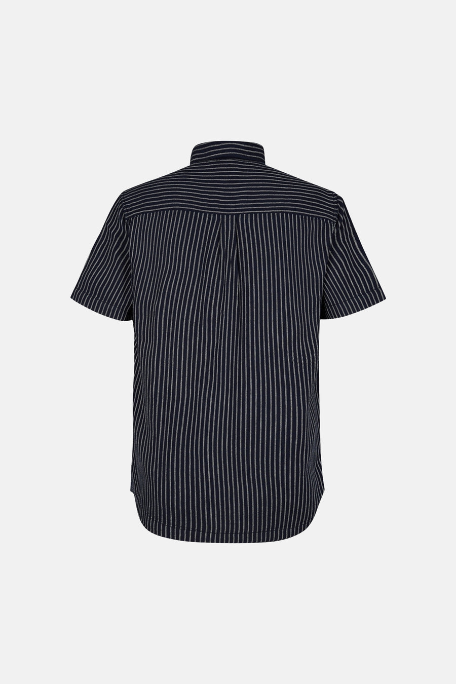 Chemise bleue foncée à manches courtes de Petrol Industries® à fines rayures verticales claires, vue de dos.