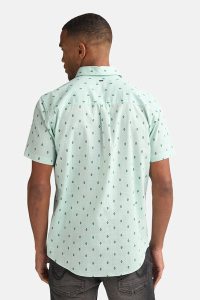 Chemise à manches courtes vert menthe de Petrol Industries®, avec un motif géométrique discret et une coupe classique.