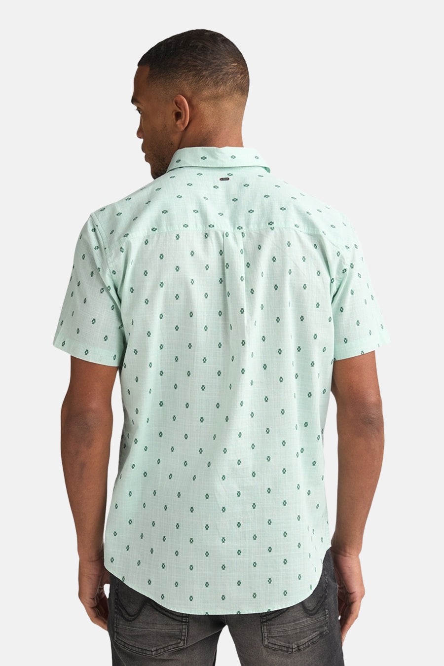Chemise à manches courtes vert menthe de Petrol Industries®, avec un motif géométrique discret et une coupe classique.
