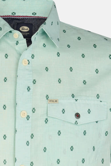 Chemise à manches courtes verte de Petrol Industries avec motif à losanges et poche poitrine boutonnée.