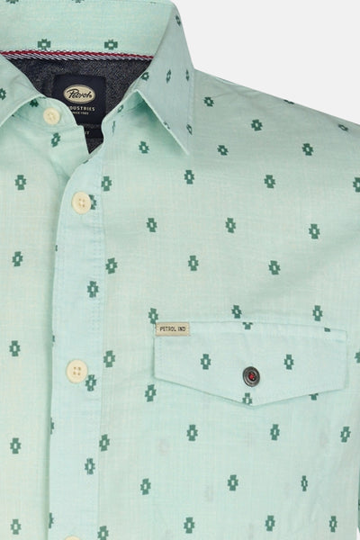 Chemise à manches courtes verte de Petrol Industries avec motif à losanges et poche poitrine boutonnée.