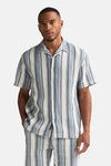 Chemise à manches courtes bleue à rayures verticales de Petrol Industries, portée par un homme, faisant partie d'un ensemble assorti.