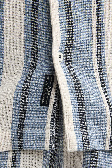 Chemise à manches courtes bleue à rayures, de Petrol Industries, avec une texture tissée visible et un bouton.