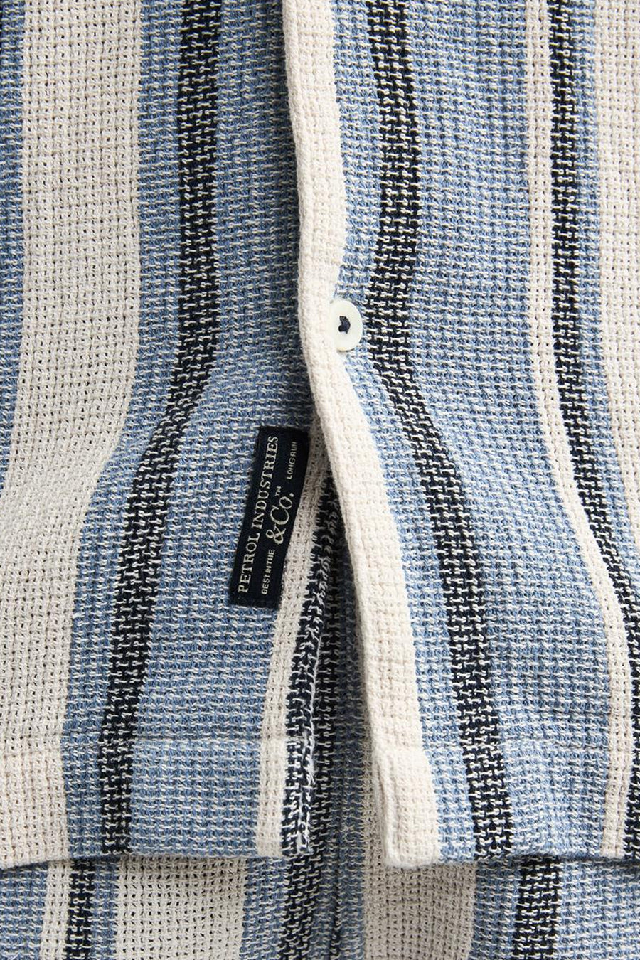 Chemise à manches courtes bleue à rayures, de Petrol Industries, avec une texture tissée visible et un bouton.