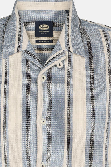 Chemise à manches courtes bleue rayée de Petrol Industries®, avec un col ouvert et des boutons apparents.