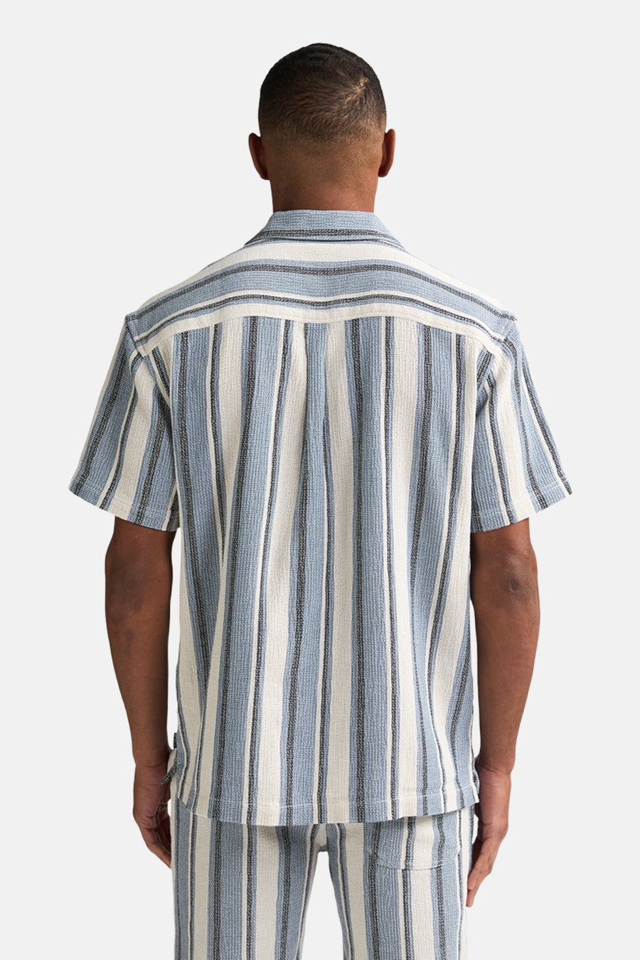 Chemise à manches courtes bleue à rayures par Petrol Industries, vue de dos, avec un motif texturé.

