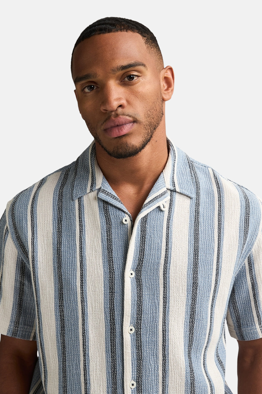 Chemise à manches courtes bleue à rayures verticales par Petrol Industries®, avec une texture gaufrée et un col cubain.