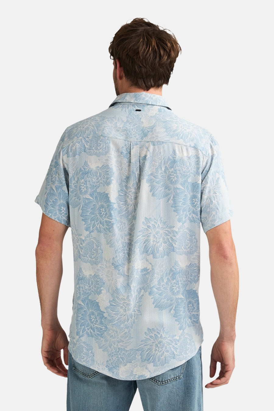 Blauw overhemd met korte mouwen van Petrol Industries® met blauwe bloemenprint en stippenstructuur, van achteren gedragen met een lichte spijkerbroek.