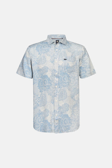 Blauwe blouse met korte mouwen van Petrol Industries® met wit, getextureerd bloemenpatroon en knoopsluiting.