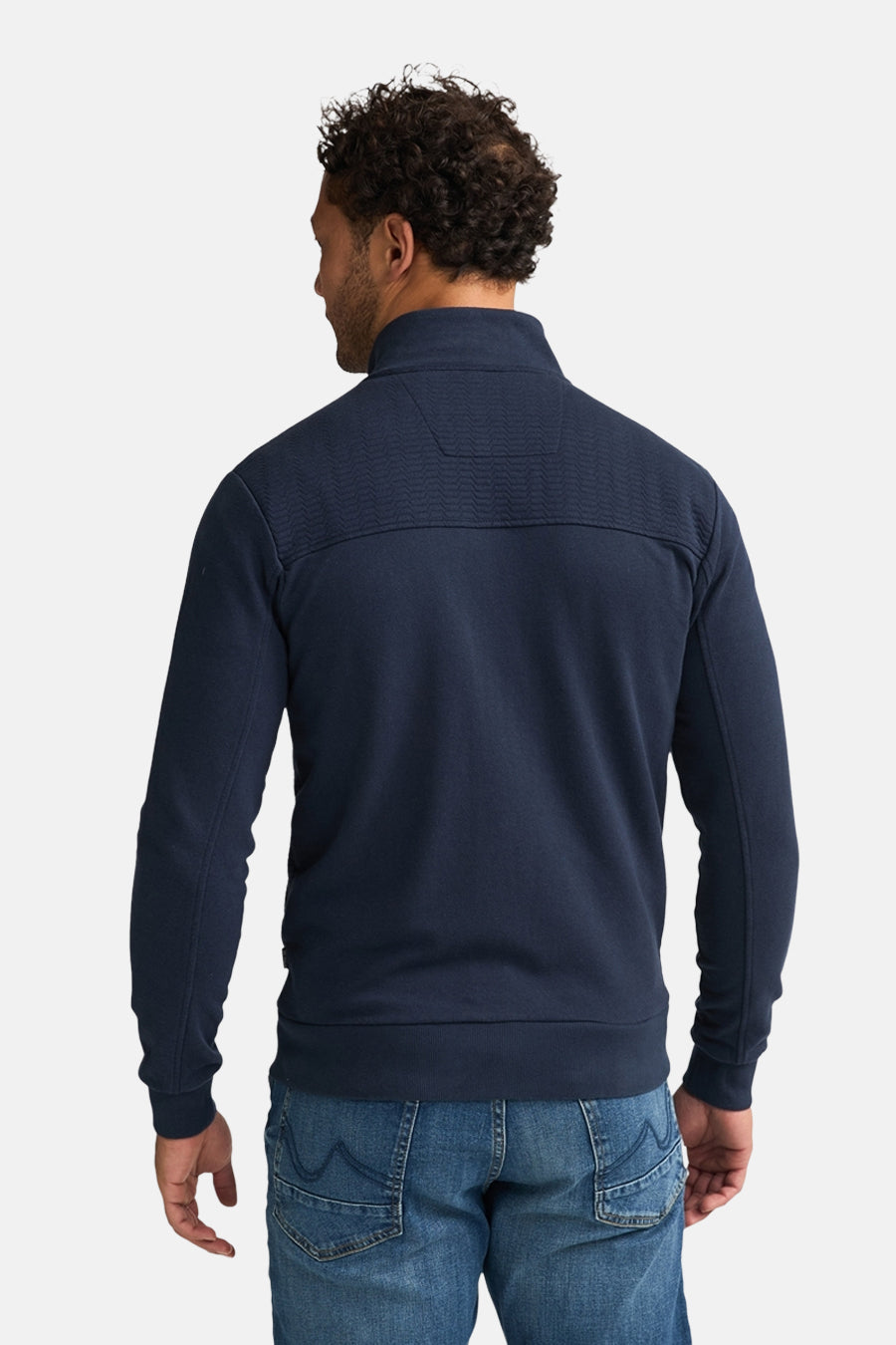 Blauwe sweater met opstaande kraag van Petrol Industries®, met textuurpatroon op de bovenrug en gedragen met een casual spijkerbroek.