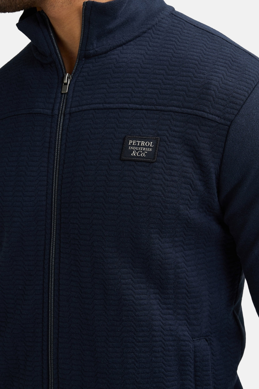 Blauwe sweater met opstaande kraag van Petrol Industries®, met textuurpatroon en ritssluiting aan de voorkant.
