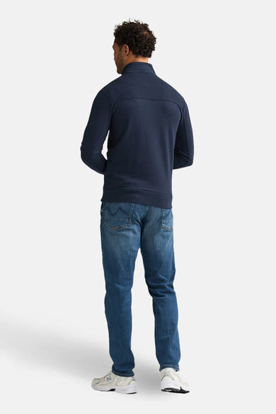 Sweat col montant bleu de Petrol Industries®, détail texturé sur le haut, porté avec un jean et des baskets blanches, vue de dos.
