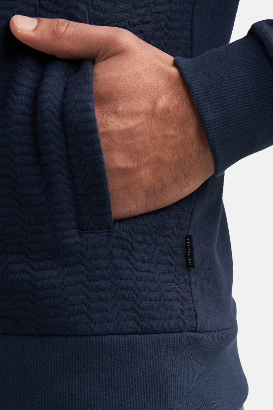 Blauwe sweater met opstaande kraag van Petrol Industries, met textuurpatroon en zichtbare zak.