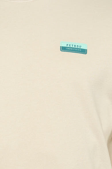 Sweat-shirt écru de Petrol Industries, avec un badge logo sur la poitrine.