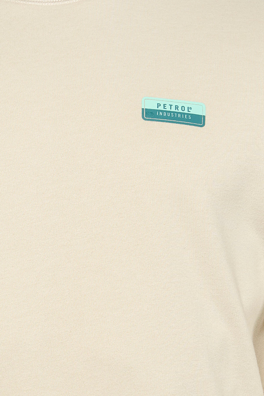 Sweat-shirt écru de Petrol Industries, avec un badge logo sur la poitrine.