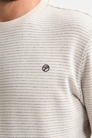 Pull à col rond écru de Petrol Industries®, rayé horizontalement, avec un logo sur la poitrine.