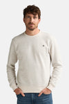 Pull à col rond écru de Petrol Industries® avec motif rayé horizontal et texture tricotée, porté avec un jean bleu.