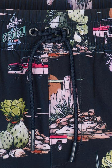 Multikleuren zwembroek van Petrol Industries®, met een woestijnmotief met cactussen, auto's en motelborden.