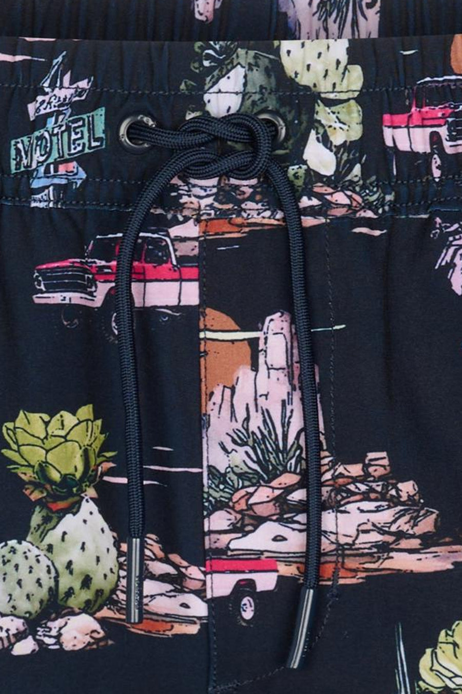 Multikleuren zwembroek van Petrol Industries®, met een woestijnmotief met cactussen, auto's en motelborden.