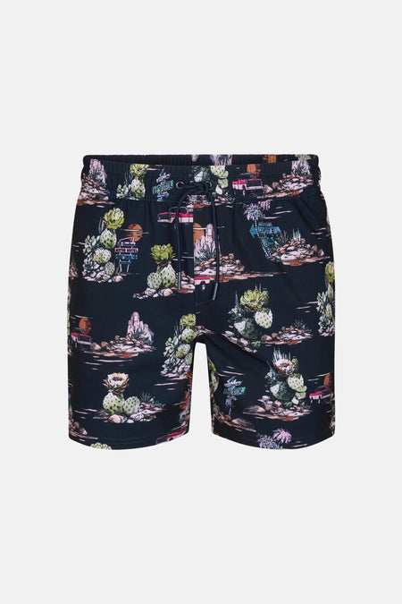 Short de bain multicolore de Petrol Industries®, avec un motif désertique comprenant des cactus, des voitures et des enseignes de motel.