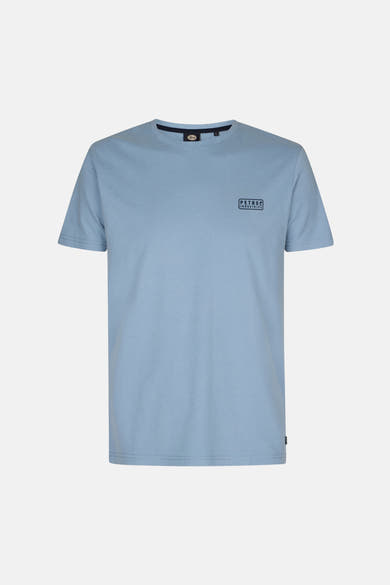 T-shirt bleu à manches courtes de Petrol Industries, avec un petit logo discret sur la poitrine.
