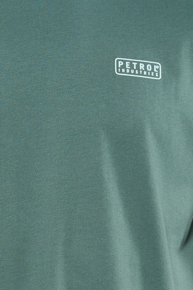 Groen T-shirt met korte mouwen van Petrol Industries®, met logo op de borst gedrukt.
