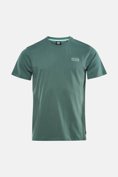 Groen T-shirt met korte mouwen van Petrol Industries®, gedragen met een grijs gewassen spijkerbroek en beige sneakers.