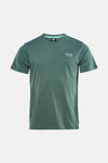 Groen T-shirt met korte mouwen van Petrol Industries®, gedragen met een grijs gewassen spijkerbroek en beige sneakers.