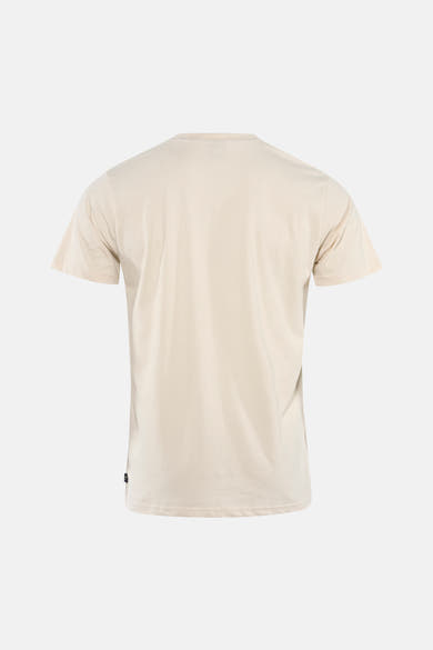 Ecru T-shirt met korte mouwen van Petrol Industries®, gedragen met een blauwe spijkerbroek en grijze sneakers, achtergezicht.
