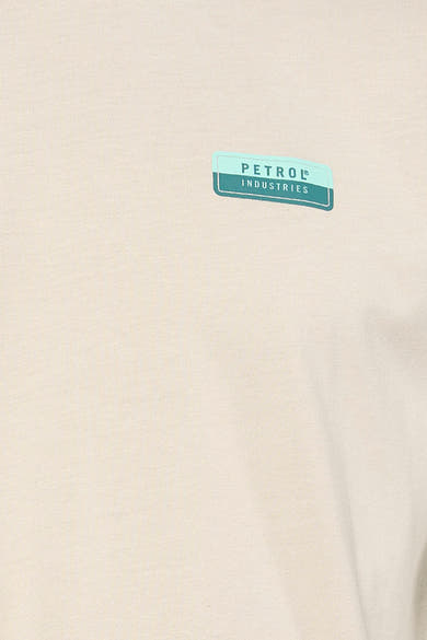 Ecru T-shirt met korte mouwen van Petrol Industries®, met een rechthoekig logo op de borst.