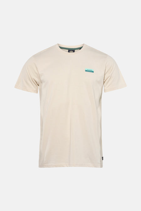 Ecru T-shirt met korte mouwen van Petrol Industries, met een discreet gedrukt logo op de borst, gedragen met een blauwe jeans.