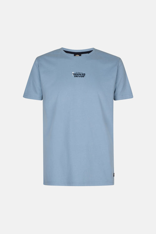 T-shirt bleu à manches courtes de Petrol Industries avec un imprimé texte décoratif sur le devant.
